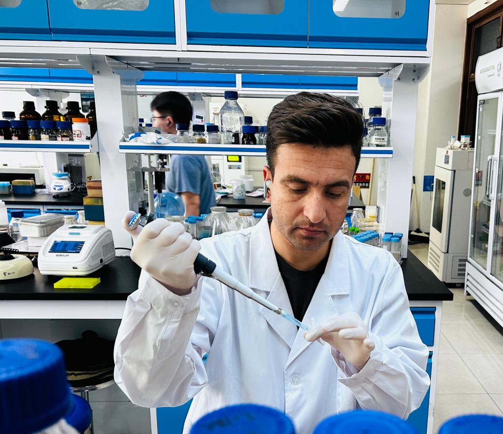 生命秘境中的追光者 访生命科学学院来华留学生Aamir Sohail的生物饲料研发之路